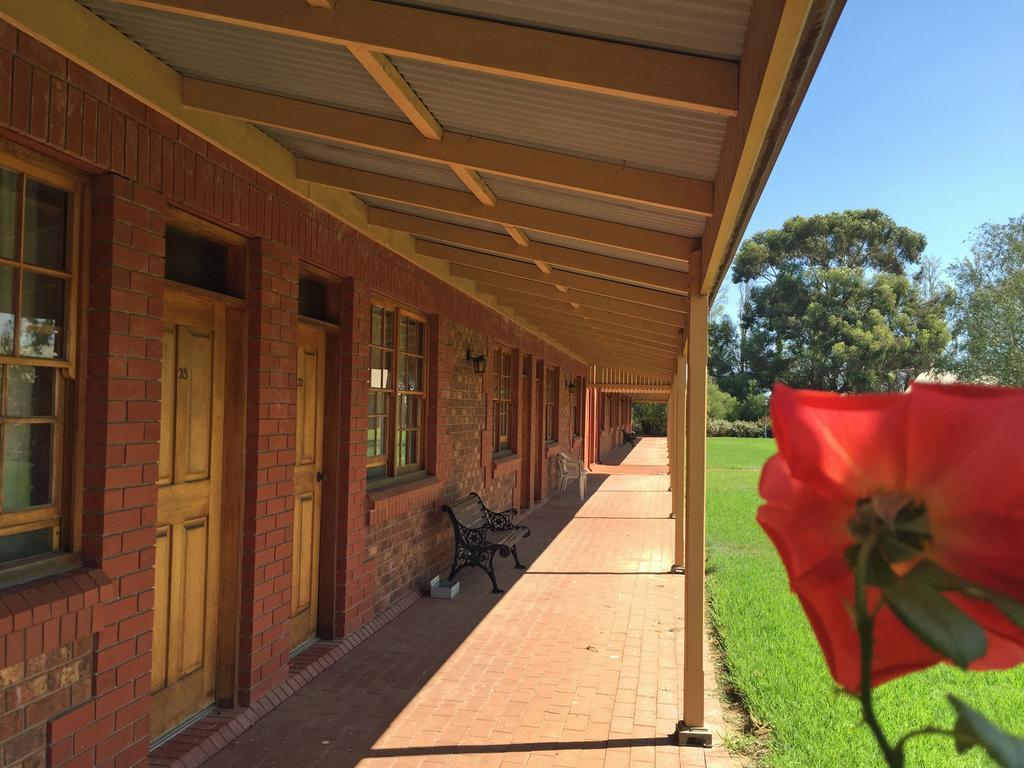 Coonawarra Place Motor Inn Exteriör bild