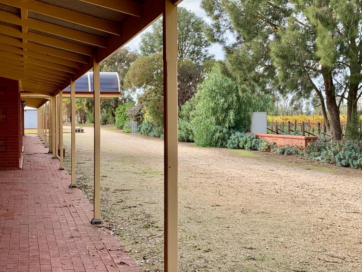 Coonawarra Place Motor Inn Exteriör bild